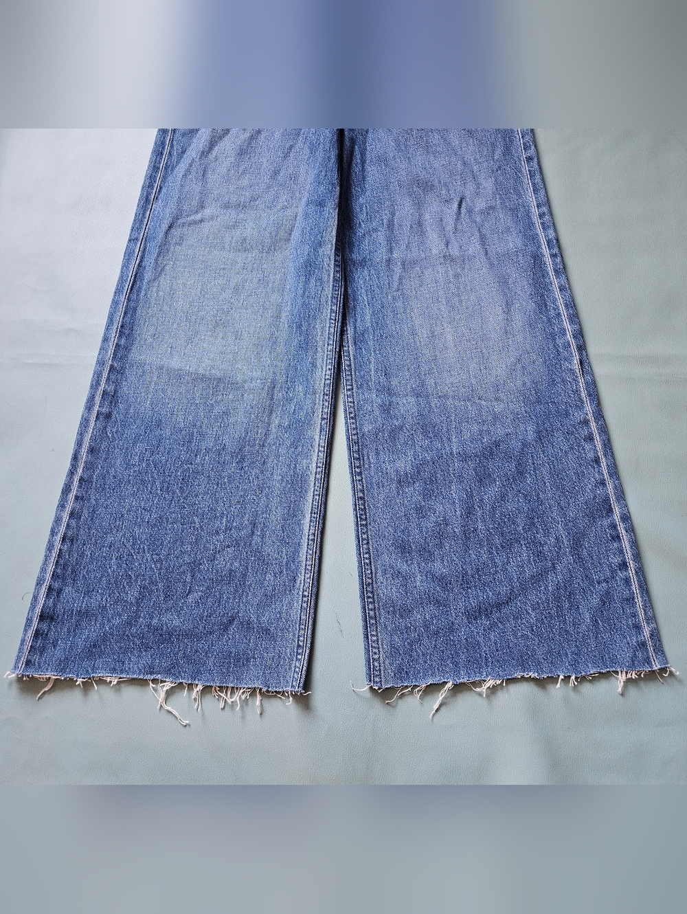 MOTHER SNACKS! The Funnel Heel Cuff Jeans in Delicious Memories Wash - Picture 5 of 12